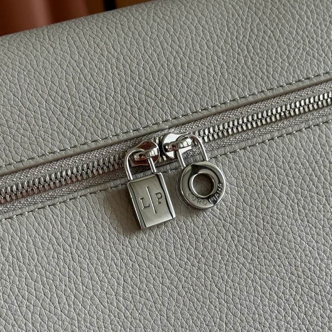 p1280💋💋💋【Original leather all-steel configuration counter complete package】𝐋𝐨𝐫𝐨 𝐏𝐢𝐚𝐧@ Extra pocket L27 series handbag/crossbody bag The most comfortable life is when it is not defined, just like loro The material design of pian@ does not require complicated design styles. The simple and soft outline is elegant and durable, like an exquisite cosmetic case, which perfectly balances appearance and functionality. The leather is delicate and feels as soft as butter. The small bag has a large capacity. It is not only portable with a thin shoulder strap, but can also be worn cross-body. Sisters who have a special liking for minimalist style can buy it. It is simple and versatile. The simpler, the more different. Stars and Instagram celebrities are all planting it. There are two sizes of 19 cm and 27 cm. One is exquisite and casual, and the other is elegant and grand. Dimensions: length 27×width 10×height 16cm (with shoulder strap)